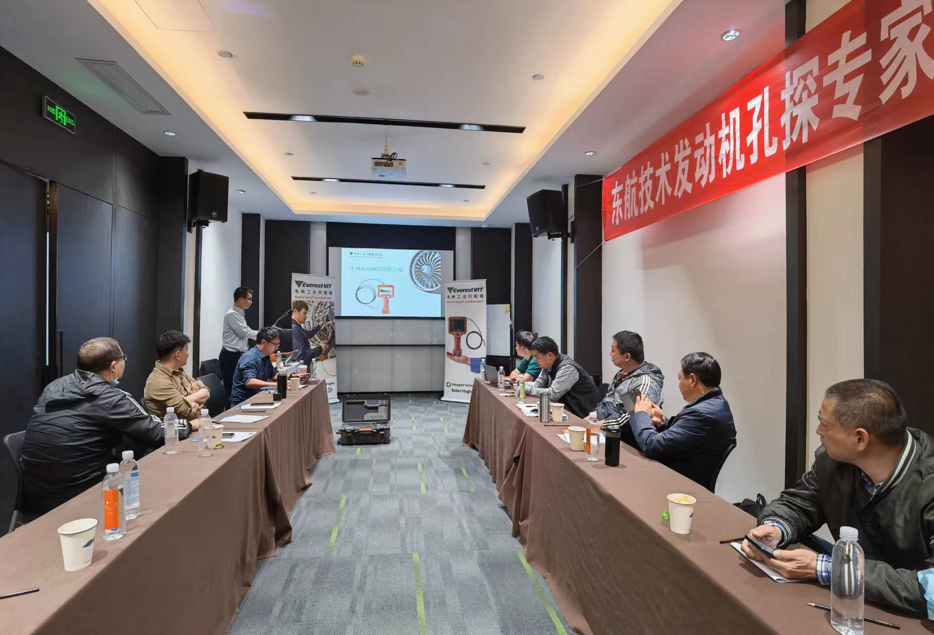韦林与用户进行技术交流